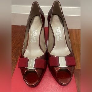 Salvatore Ferragamo Vera Bow Robes I Pumps - Size 9